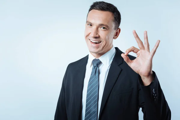 Netter positiver Mann, der sich über seinen Erfolg freut — Stockfoto