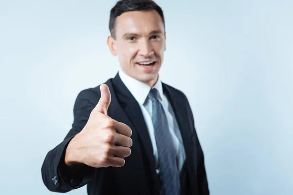 Enfoque selectivo de una mano mostrando un gesto de pulgares hacia arriba — Foto de Stock