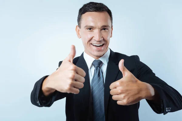 Radosny pozytywny człowiek pokazuje kciuk w górę gesty — Zdjęcie stockowe