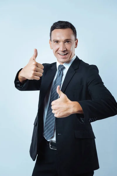 Homem otimista feliz mostrando seu otimismo — Fotografia de Stock