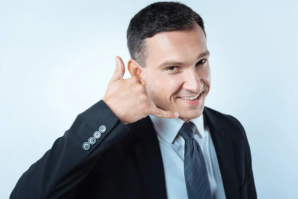 Bonito homem alegre mostrando um gesto de chamada — Fotografia de Stock