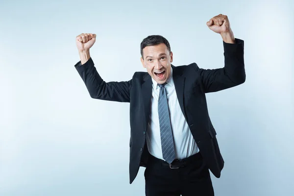 Alegre hombre encantado mostrando su felicidad — Foto de Stock