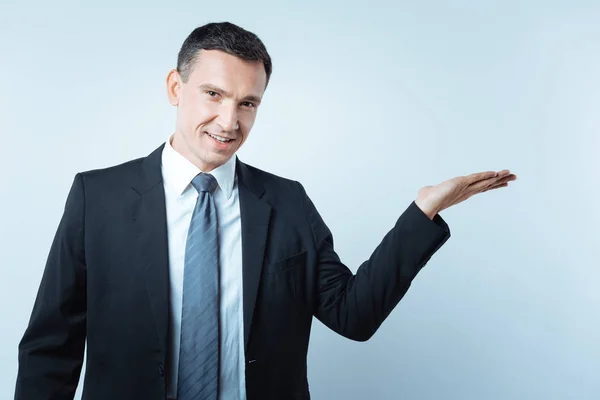 Bonito hombre de negocios alegre mirándote — Foto de Stock