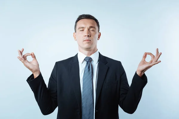 Homem tranquilo agradável meditando — Fotografia de Stock