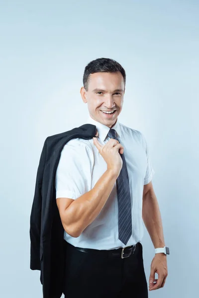 Potěšen chytrý podnikatel drží jeho sako — Stock fotografie