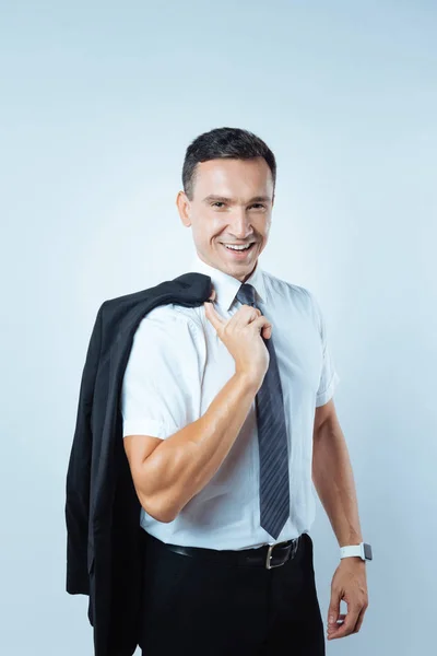 Encantado hombre de negocios inteligente sosteniendo su chaqueta — Foto de Stock