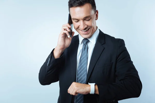 Blij positieve ondernemer tijd controleren — Stockfoto