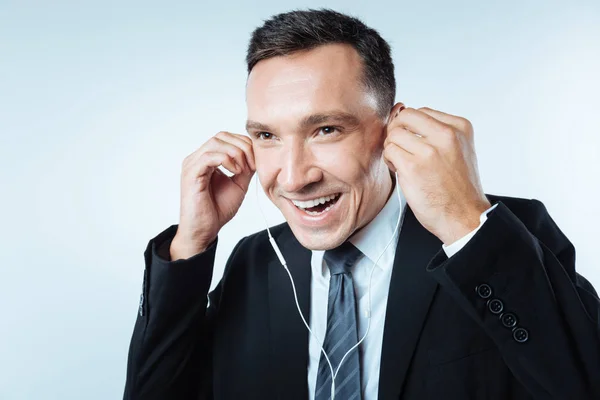 Veselá podnikatel nosit sluchátka — Stock fotografie