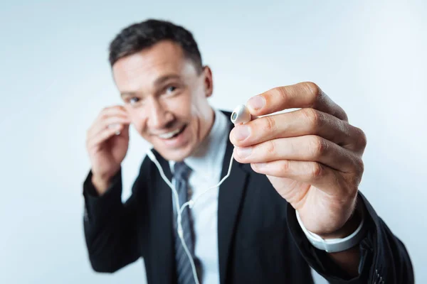 Selektive Fokussierung der Kopfhörer, die Ihnen gegeben werden — Stockfoto