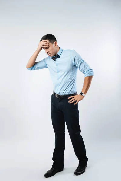 Hombre triste sin alegría sintiéndose deprimido — Foto de Stock