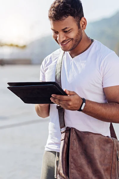 彼のタブレットを見て肯定的なひげを生やした男 — ストック写真