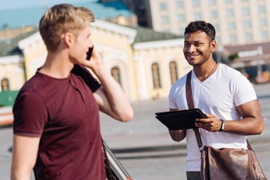 Mutlu genç adam arkadaşına bakıyor