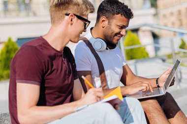 Onun ortağı olumlu yabancı öğrenci