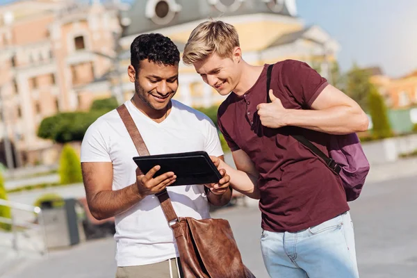 Attraktive blonde Studentin in der Nähe seines Freundes — Stockfoto