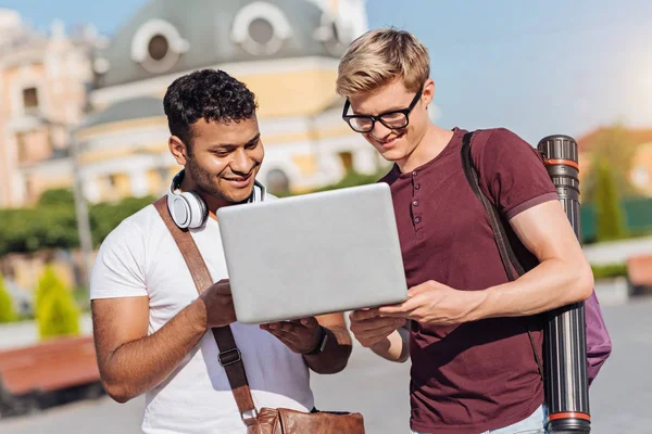 Chicos atentos mirando la pantalla de la computadora — Foto de Stock