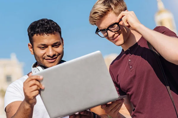 Attente studenten controleren van e-mail van tutor — Stockfoto