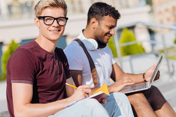 Yakışıklı genç erkek kişi notlar