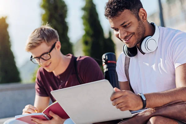 Onun yeni dizüstü bilgisayar kullanan memnun sakallı adam