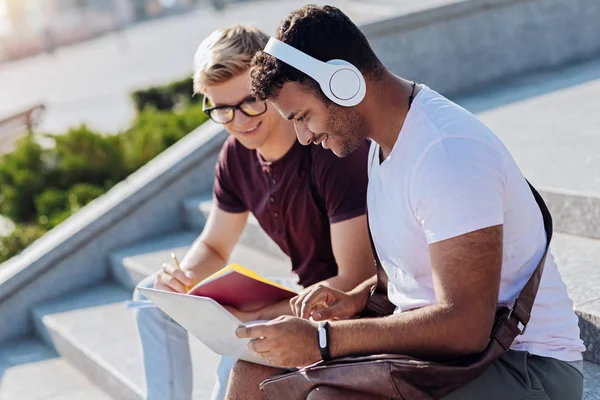 Profiel foto van beste vrienden die kijken video — Stockfoto