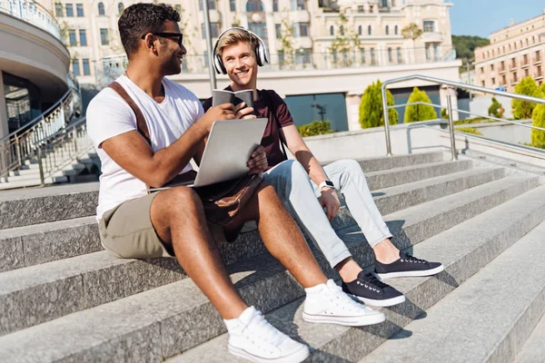 Positiva vänner går för att dricka gott kaffe — Stockfoto