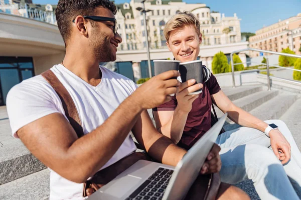 Estudiante extranjero encantado sosteniendo café —  Fotos de Stock