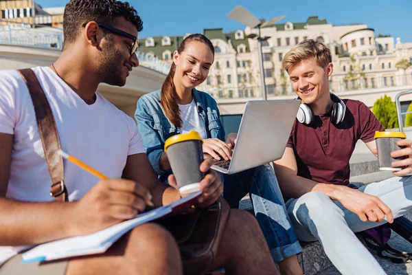 Positiva gruppen kompisar arbetar på deras projekt — Stockfoto