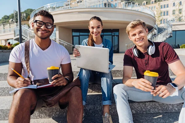 Blij studenten direct kijken camera — Stockfoto