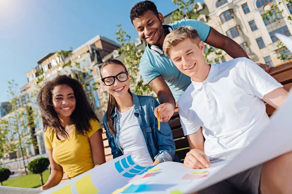 Glada studenter funderar på nya Detaljer — Stockfoto