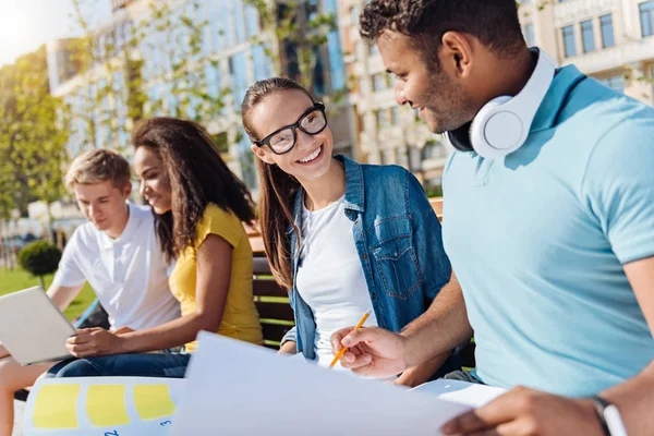 Positives Mädchen mit Blick auf ihre clevere Freundin — Stockfoto