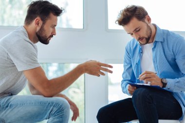 Üzgün sakallı adam hayatı hakkında söylüyor