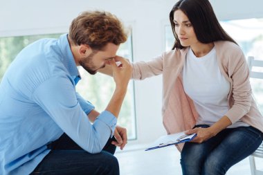 Akıllı profesyonel terapist onu hasta ile çalışma