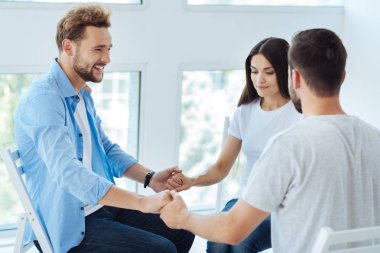 Güzel genç insanlar birlikte elele