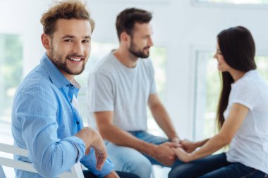 Olumlu memnun adam için dönüm