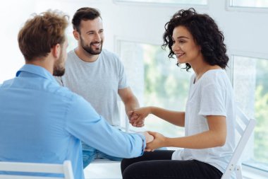 Neşeli iyi terapist hastalarından elele
