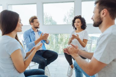 Mutluluk pozitif grup üyeleri birbirlerine yardımcı