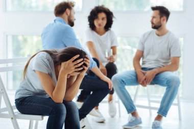 Güzel depresif kadın çaresiz hissediyor