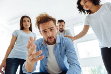 Meslektaşlar mutsuz adam sana bakmak