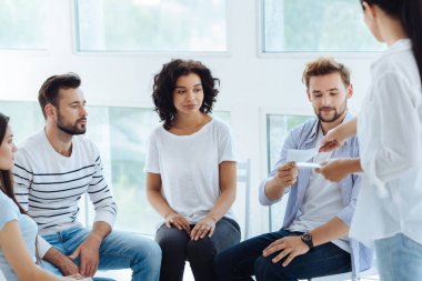 Bir parça kağıt alarak güzel yakışıklı adam