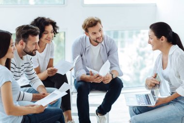 Broşürler tutan mutlu neşeli insanlar