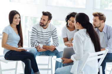 Bir dizüstü bilgisayar tutarak akıllı profesyonel psikolog