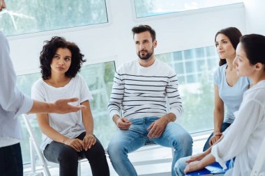 Güzel genç insanlar için onların terapist dinleme