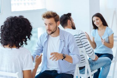 Güzel genç insanlar bir ekip oluşturma etkinliği yapıyor