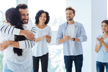 Çok mutlu neşeli adam bir kadına sarılma