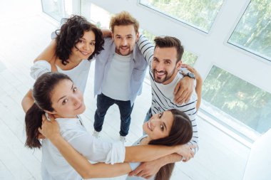 Mutlu mutlu insanlar sana bakıyor