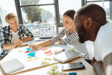 Yeni başlangıç fikirler kadar tertipleyerek olumlu gülümseyen iş arkadaşları