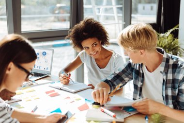 Kantinde pozitif uluslararası öğrencileri