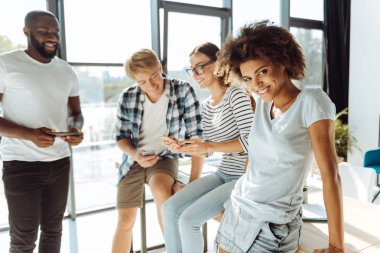 Pozitif genç uluslararası öğrencilerle birlikte dinlenme