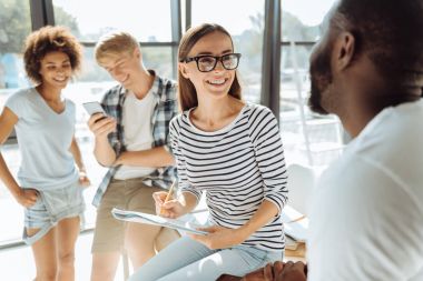 Pozitif uluslararası öğrenciler birlikte söz