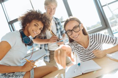 Neşeli genç stadents birlikte eğitim