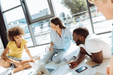 Pozitif uluslararası öğrencilerin fikirlerini paylaşan